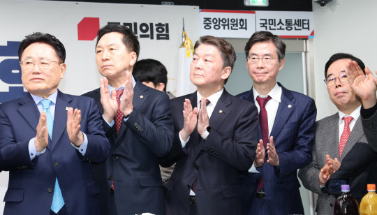 국민의힘 당권주자인 김기현(왼쪽 두번째~네번째)·안철수·조경태 의원이 1일 오전 서울 여의도 국민의힘 중앙당사에서 열린 당 신년인사회에서 박수치고 있다.<연합뉴스>